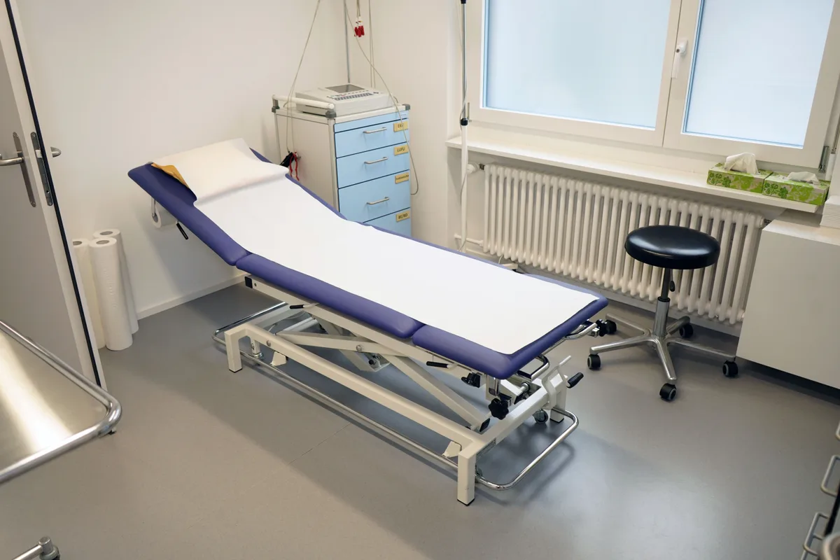 Man sieht einen Behandlungsraum in einer Arztpraxis.